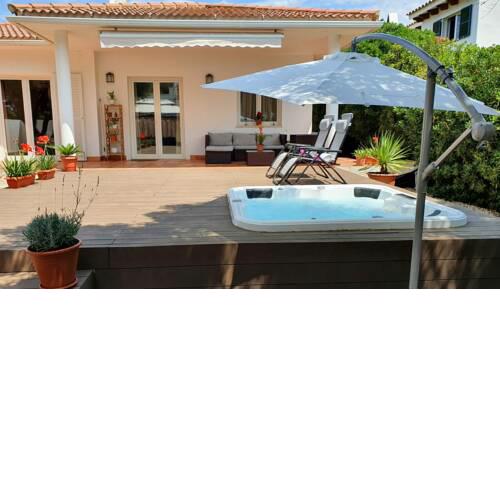 Villa with hot tub jacuzzi