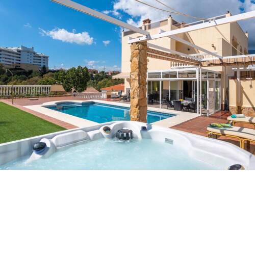Villa with large salt-water pool