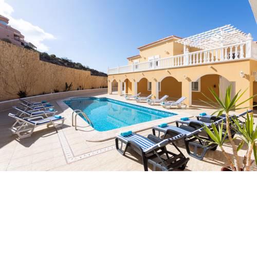 Villa with pool 5 minutes drive from the beach