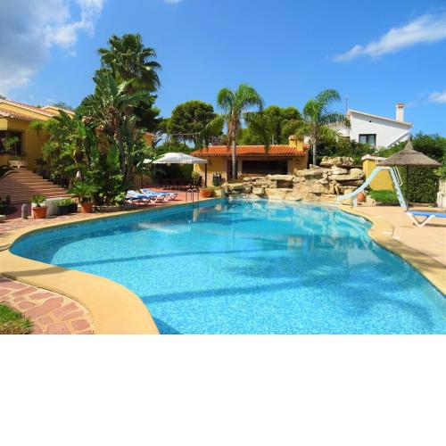 Villa with private pool and tennis court 150 metres from the sea-Villa el Olivo