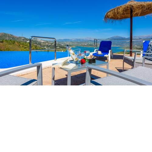 Villa with salt water Infinity pool and breathtaking views of the lake