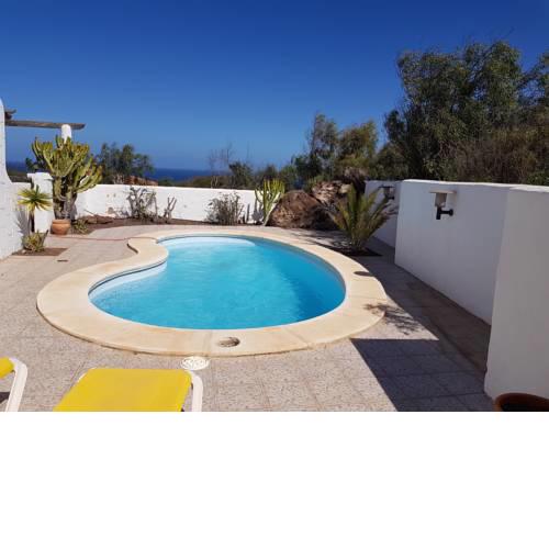 Villa with sea view and pool