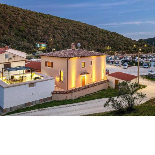 Villa with sea views, jacuzzi, and roof terrace