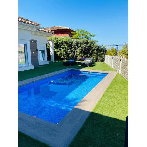 Villa with swimming pool and near the beach