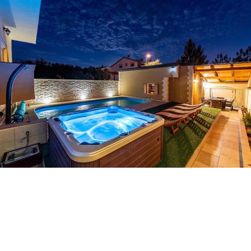 Villa Yespeace with private pool, jacuzzi & sauna