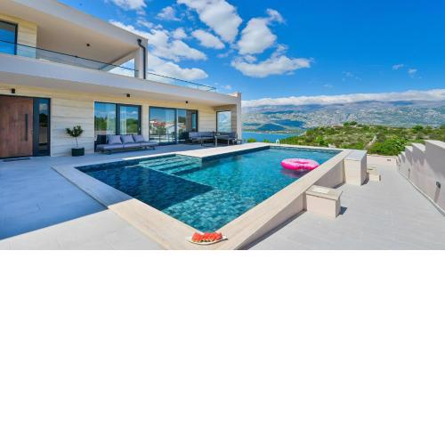 Villa Zariva with pool and panoramic mountain and