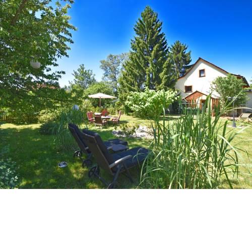 Vintage Hoilday Home in Leina with Pond