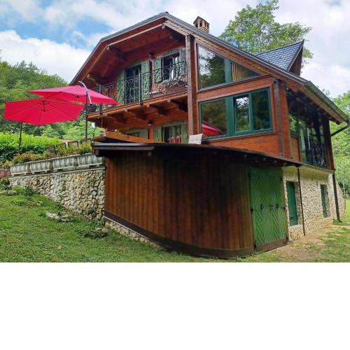 Vintage river house Slapnica in the Žumberak Nature Park, finnish sauna and jacuzzi