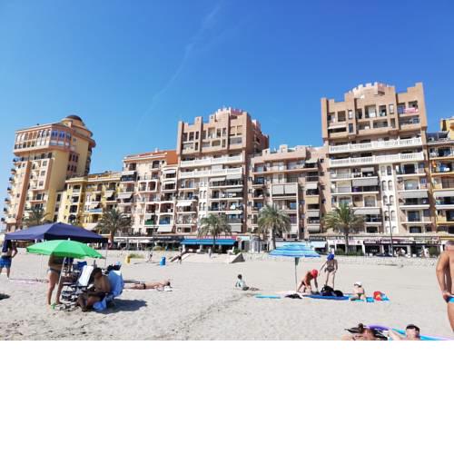 Vista panorámica en primera línea pies en el mar