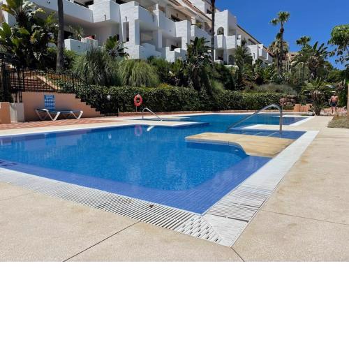 Vistas al mar en urbanización con 5 piscinas