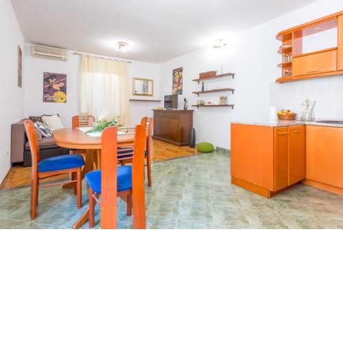 Vivid One Bedroom Apartment, with Terrace & Garden