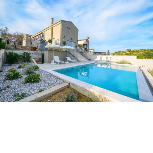 Volare e Cantare Villa with heated pool