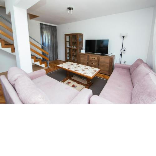 Weeksa Vacation Home