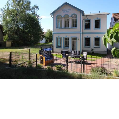 Weiße Villa am Meer
