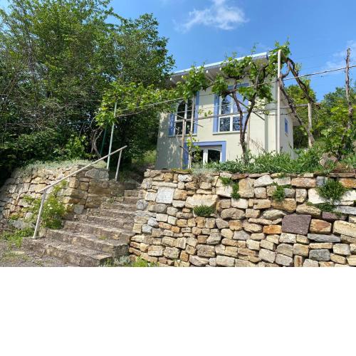 Weinbergshaus mit Blick auf's Wasser