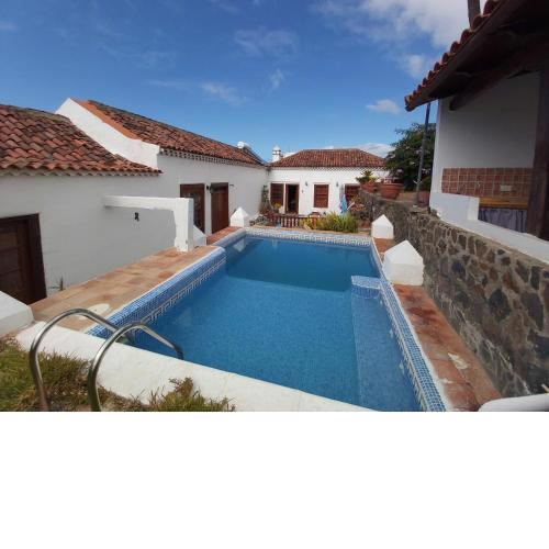 Well home Beautiful 2-Bedroo Villa in La Laguna
