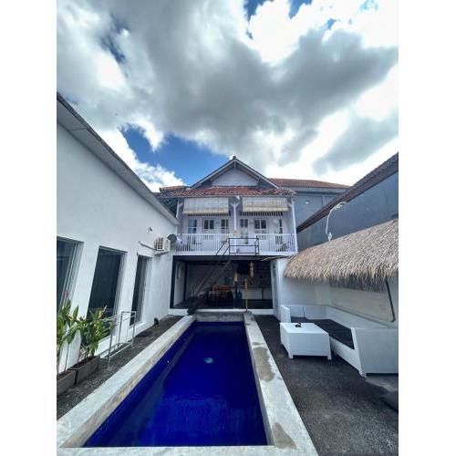 White sandat guest house
