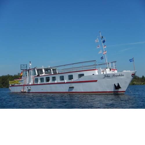 Wohnen auf dem Wasser Zentral in Berlin - das Fahrgastschiff John Franklin auf der Spree