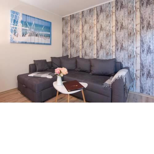 Wohnung 4, Leni