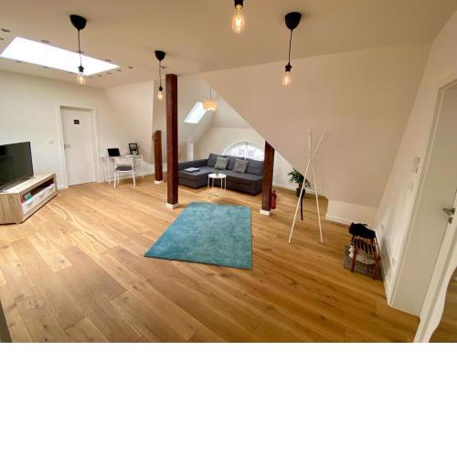 Wölkchen Wohnung mit Balkon, Holzdielen & TV