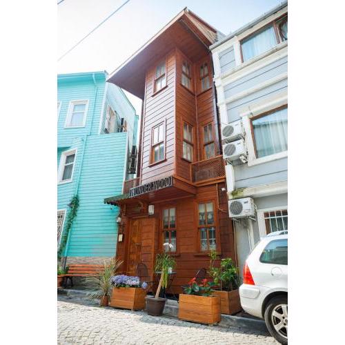 Wonder Wood Hotel