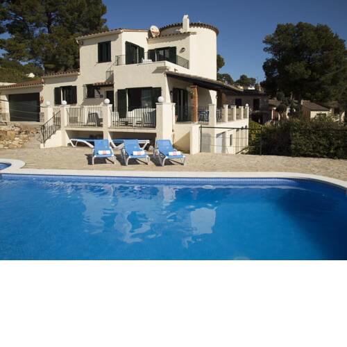 Wonderful detached villa for 8 with private swimming pool and sea views