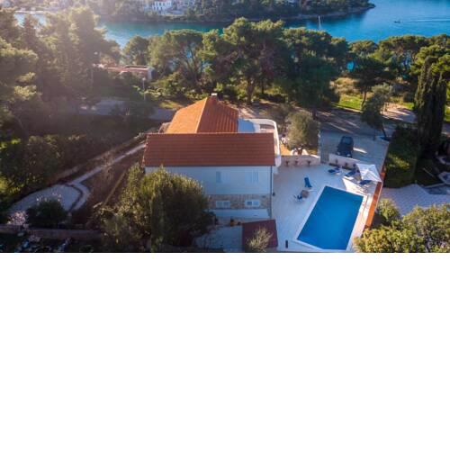 Wonderful villa W pool and big sunny terrace next to the sea