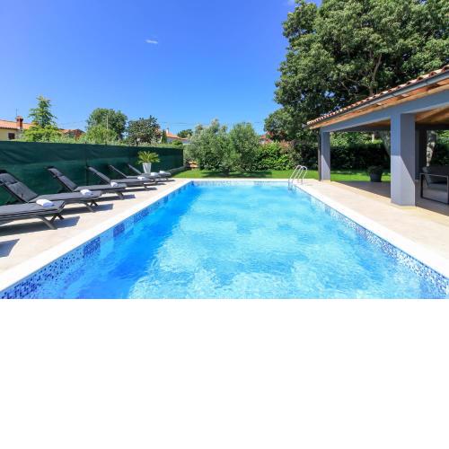 Wonderful villa wit pool surrounded by nature, high level of privacy a few minutes by the beach and town center by car