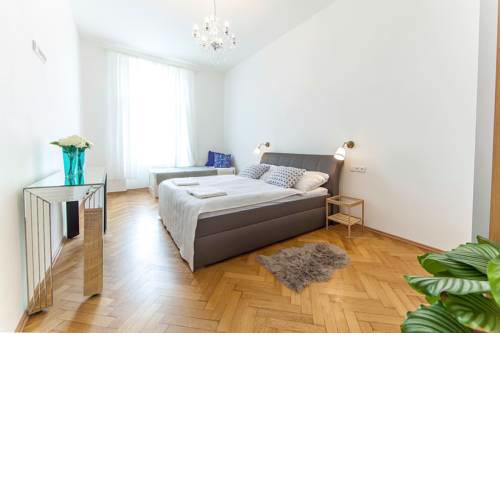 Wooden decorated apartment near river and central bus station by easyBNB