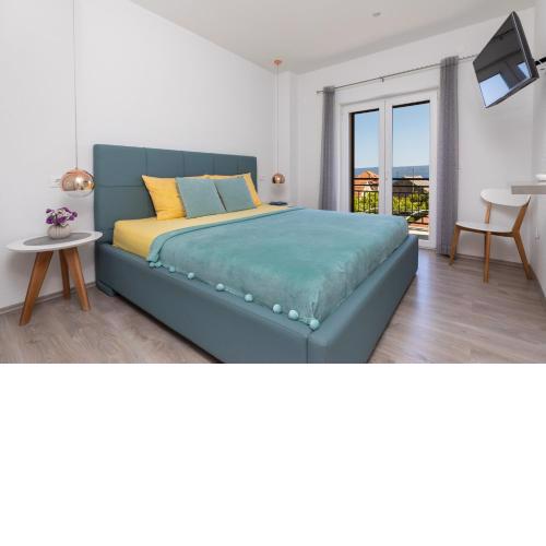 YELLOW APARTMENT