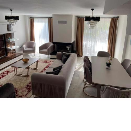 Yeşillikler içinde deniz kenarında konforlu villa