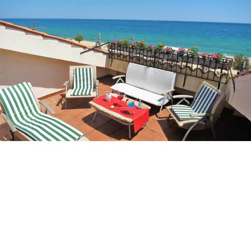 Yolanda Seaview & Beach Apartment