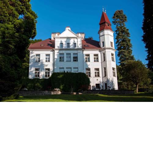 Zámeček-Trávník