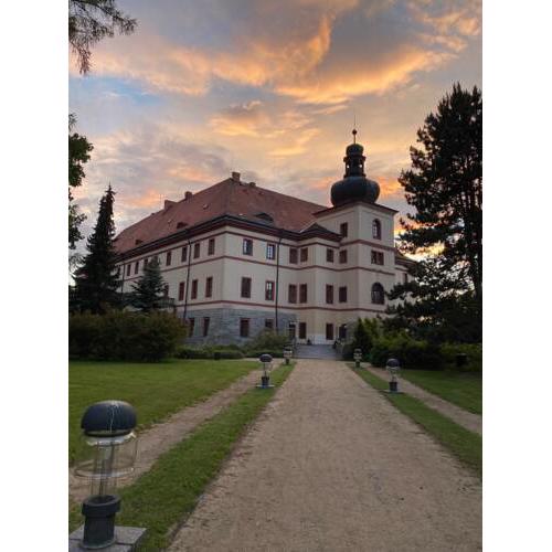 Zámek Lnáře