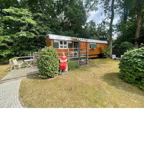 Zirkuswagen am Landhaus Labes (Stechlinsee)