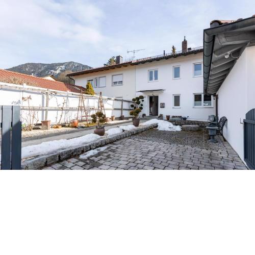 Zugspitzblick vom Privatzimmer mit Südbalkon und eigenem Bad