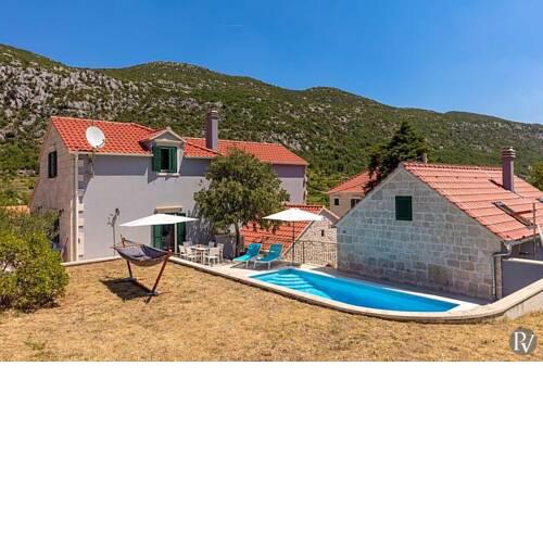 Zupa Villa Sleeps 8 with Pool and Air Con